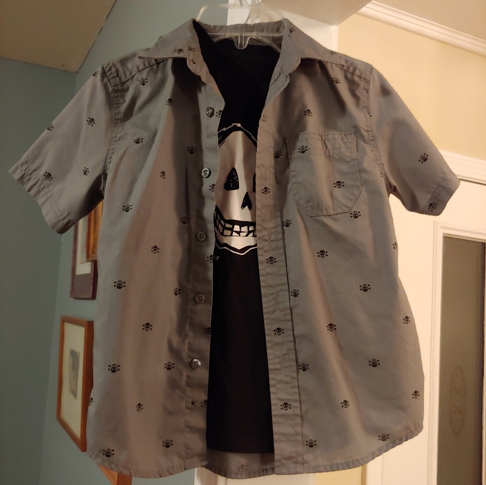Boys small 6/7 skull crossbones shirts EUC